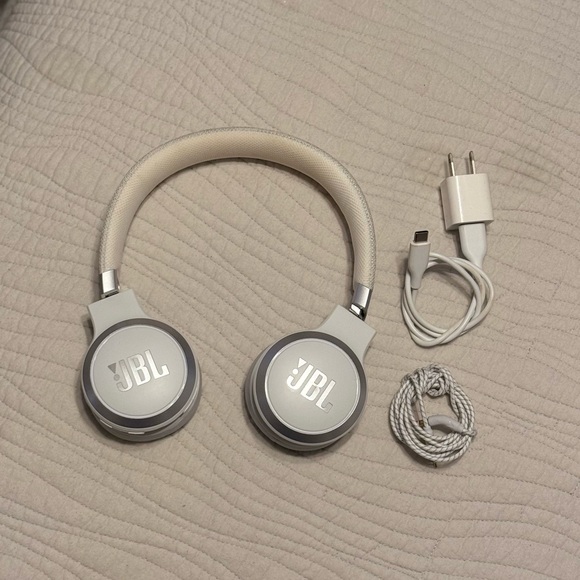 White JBL headphones with charger and headphone adapter - Picture 4 of 4
